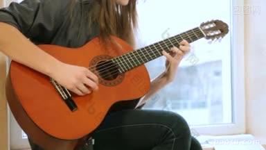 十几岁的女孩在家里弹<strong>吉他</strong>